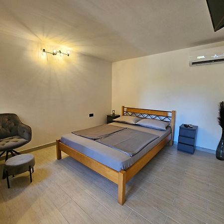 Keser Apartments Ровин Екстериор снимка