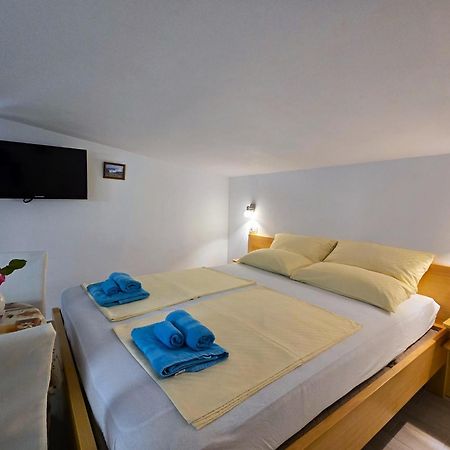 Keser Apartments Ровин Екстериор снимка