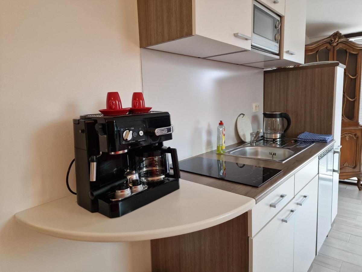 Keser Apartments Ровин Екстериор снимка