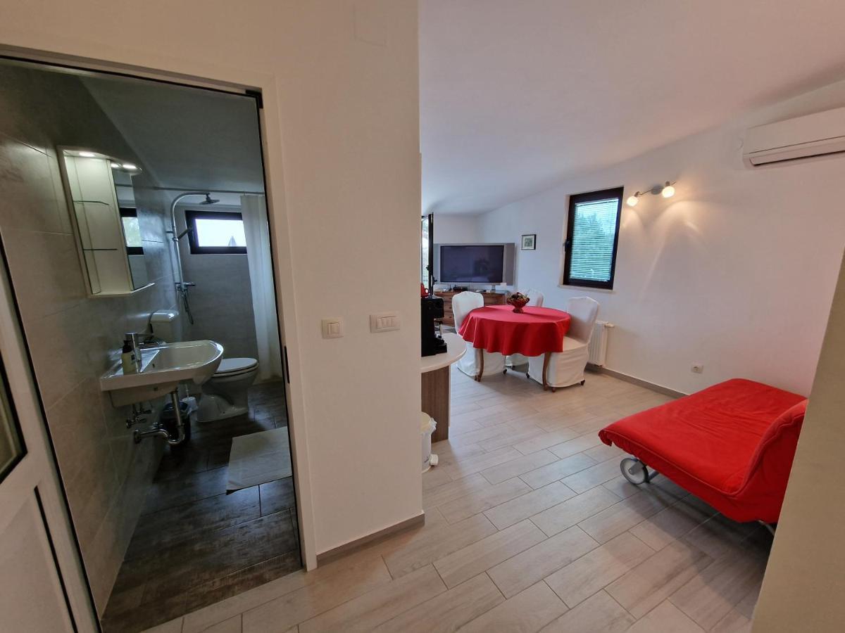 Keser Apartments Ровин Екстериор снимка