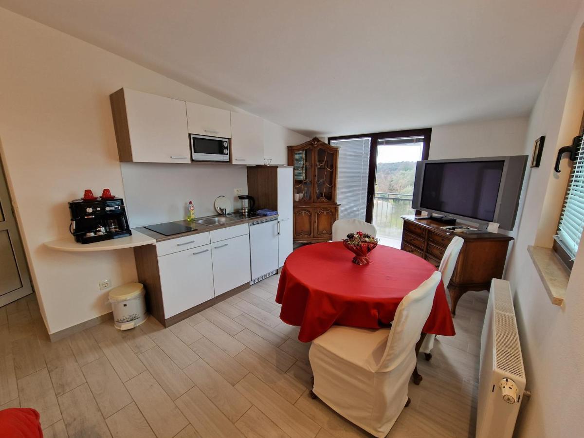 Keser Apartments Ровин Екстериор снимка