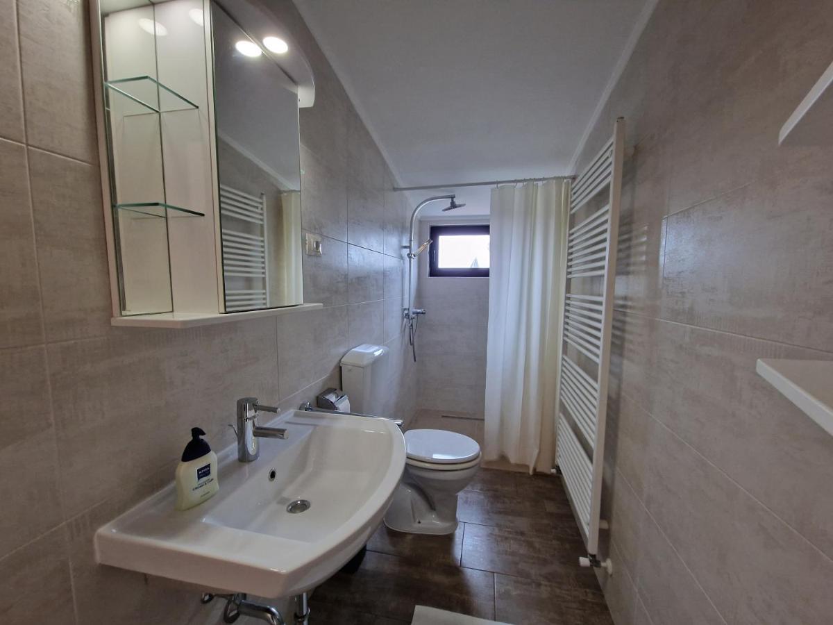 Keser Apartments Ровин Екстериор снимка