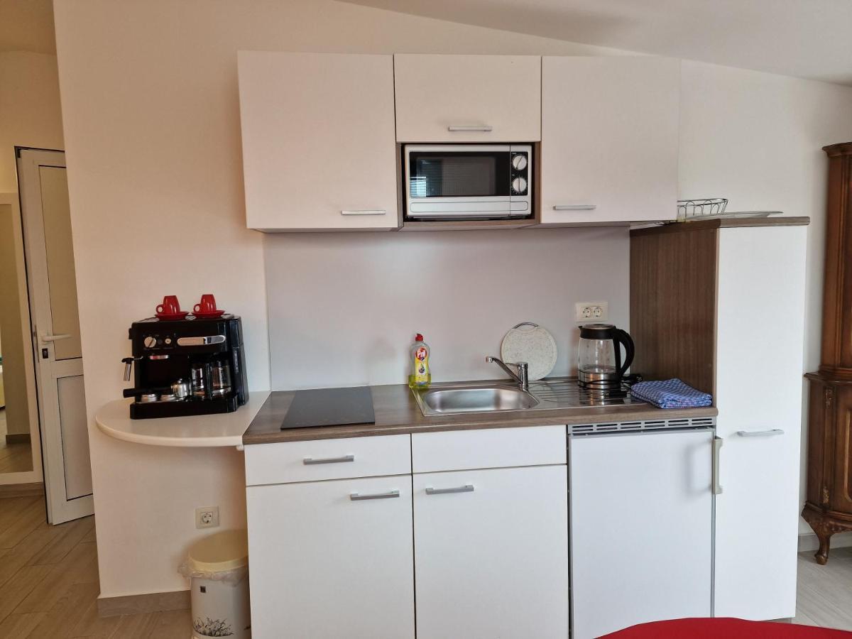 Keser Apartments Ровин Екстериор снимка