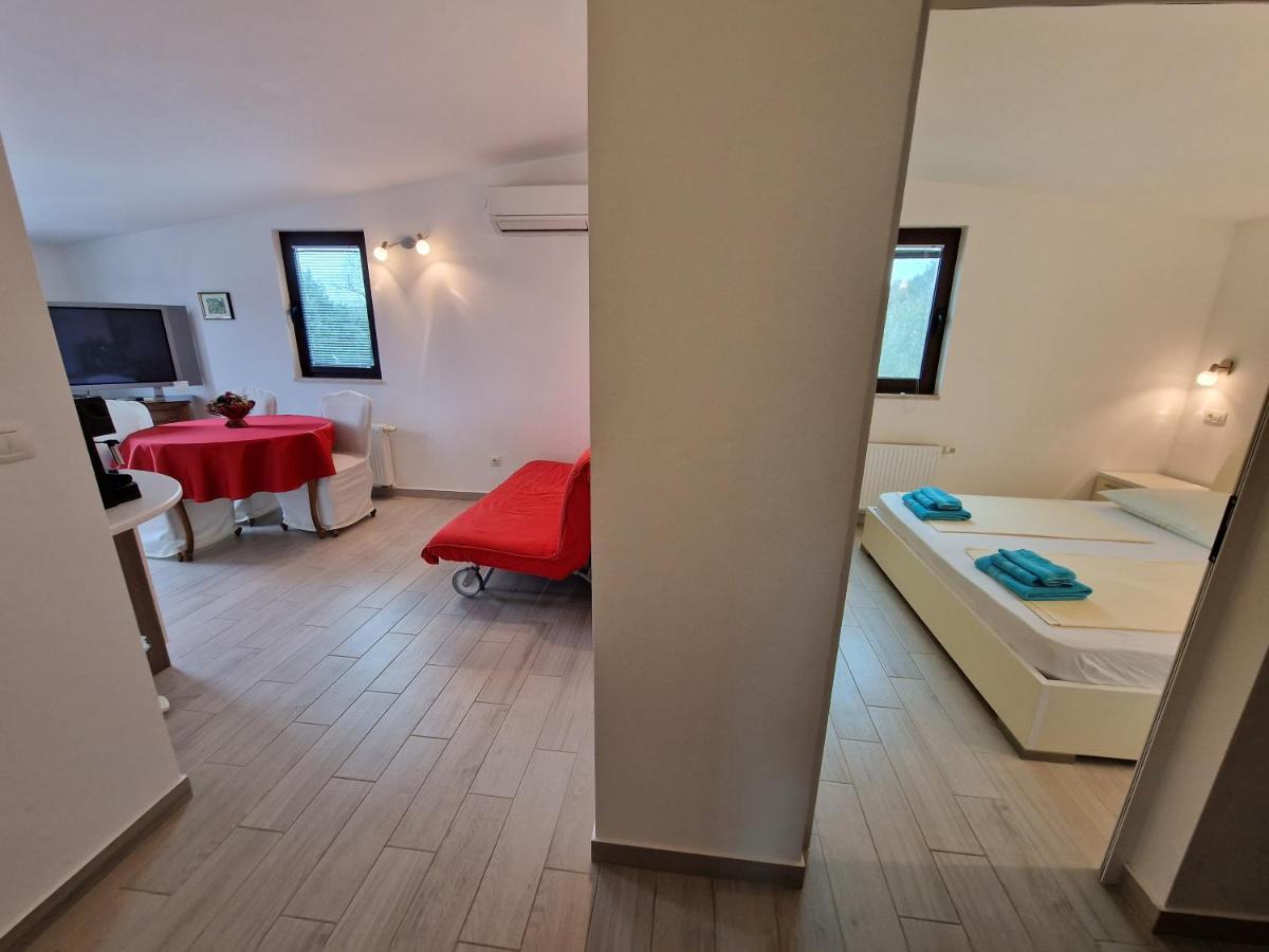 Keser Apartments Ровин Екстериор снимка
