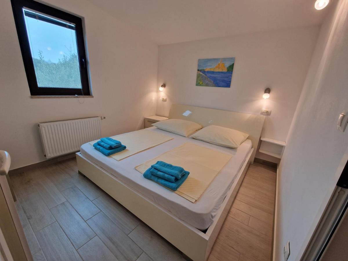 Keser Apartments Ровин Екстериор снимка