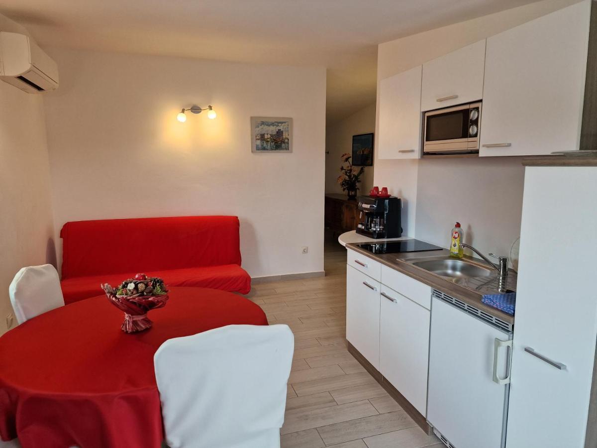 Keser Apartments Ровин Екстериор снимка