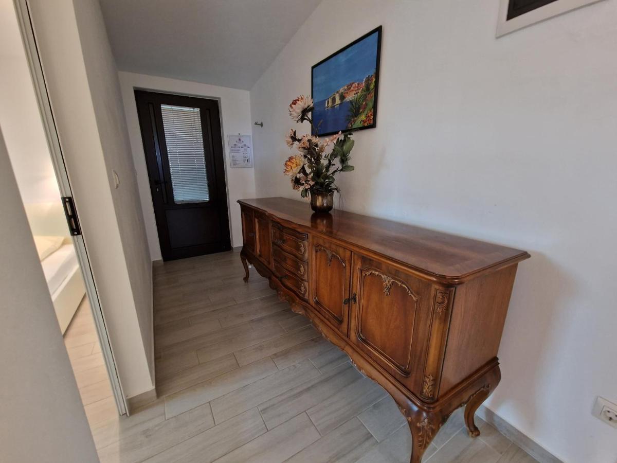 Keser Apartments Ровин Екстериор снимка