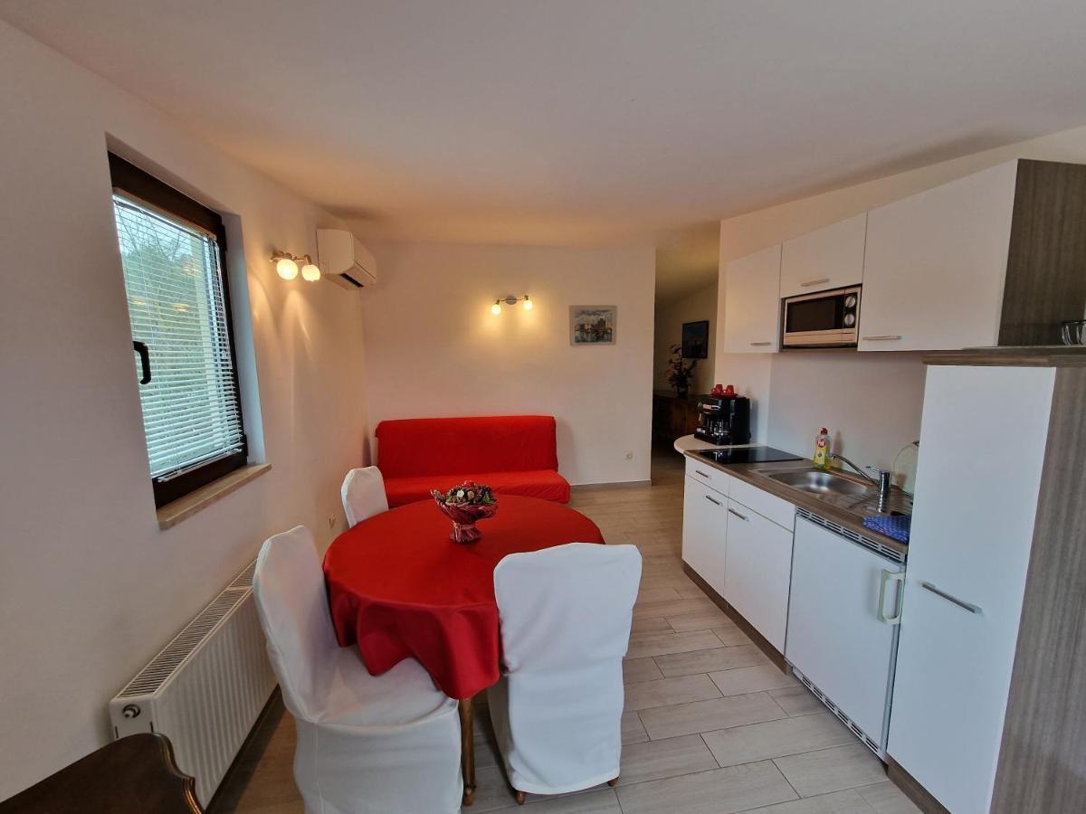 Keser Apartments Ровин Екстериор снимка