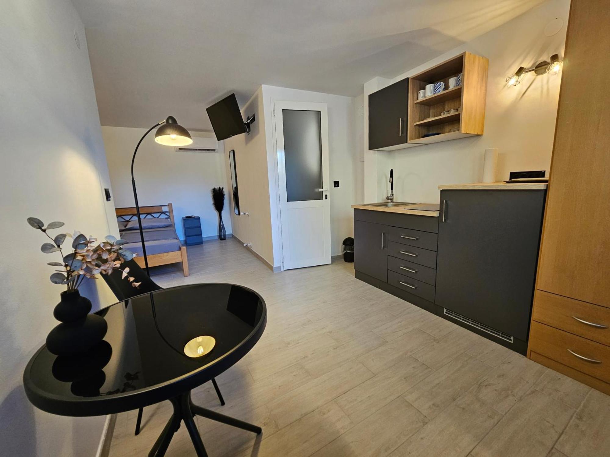 Keser Apartments Ровин Екстериор снимка