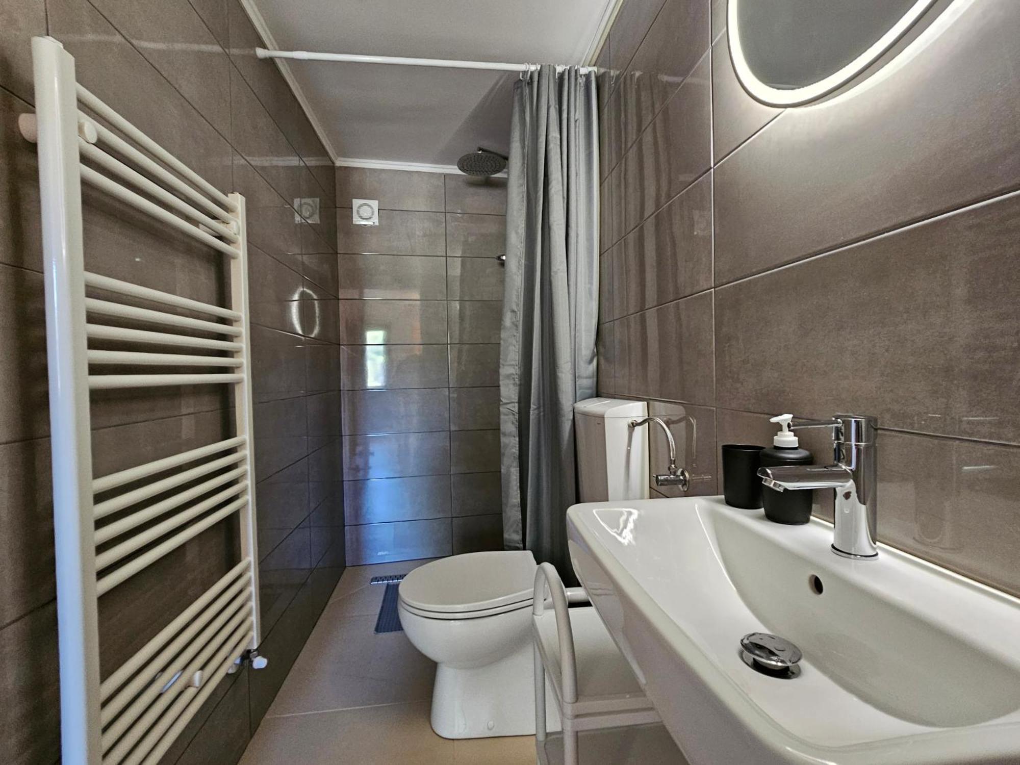 Keser Apartments Ровин Екстериор снимка