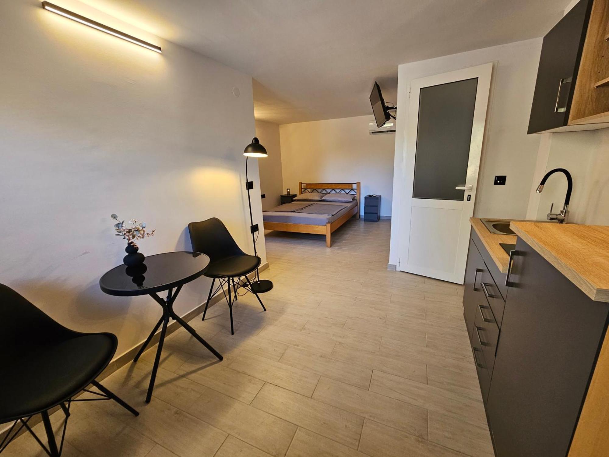 Keser Apartments Ровин Екстериор снимка