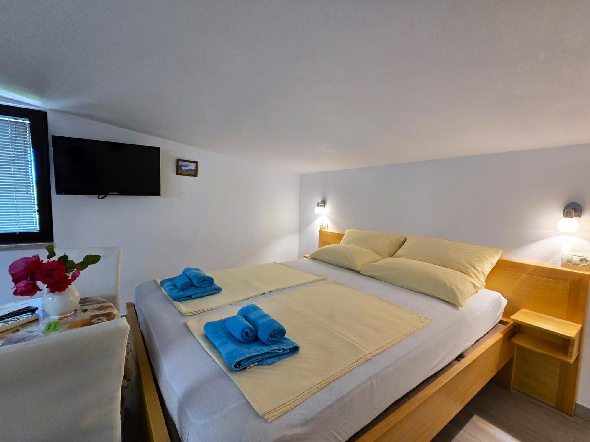 Keser Apartments Ровин Екстериор снимка