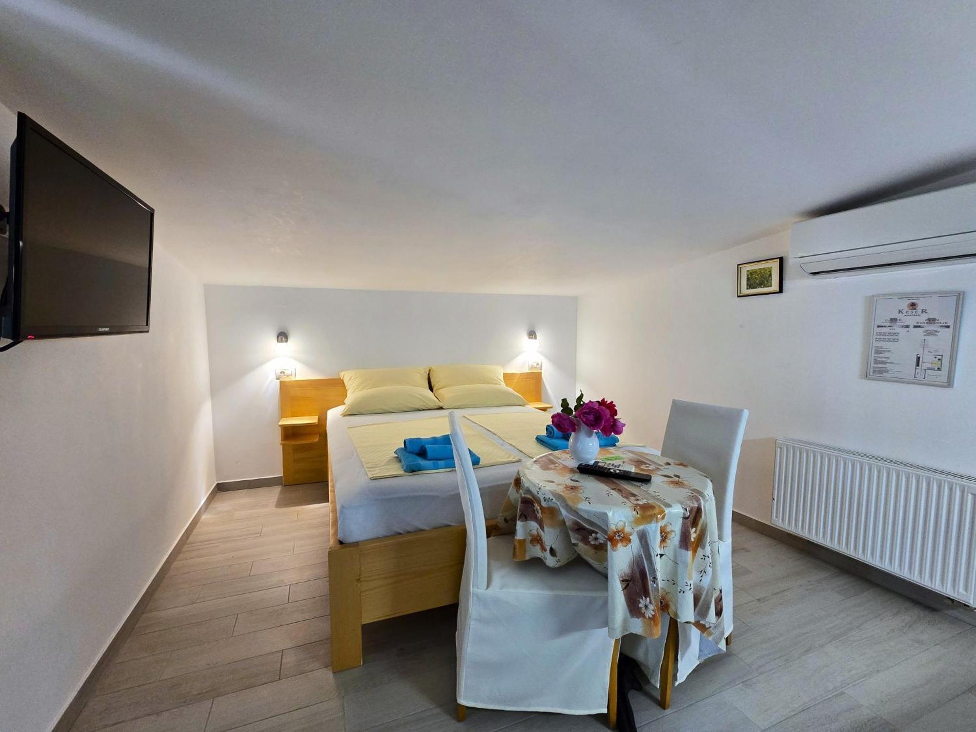 Keser Apartments Ровин Екстериор снимка