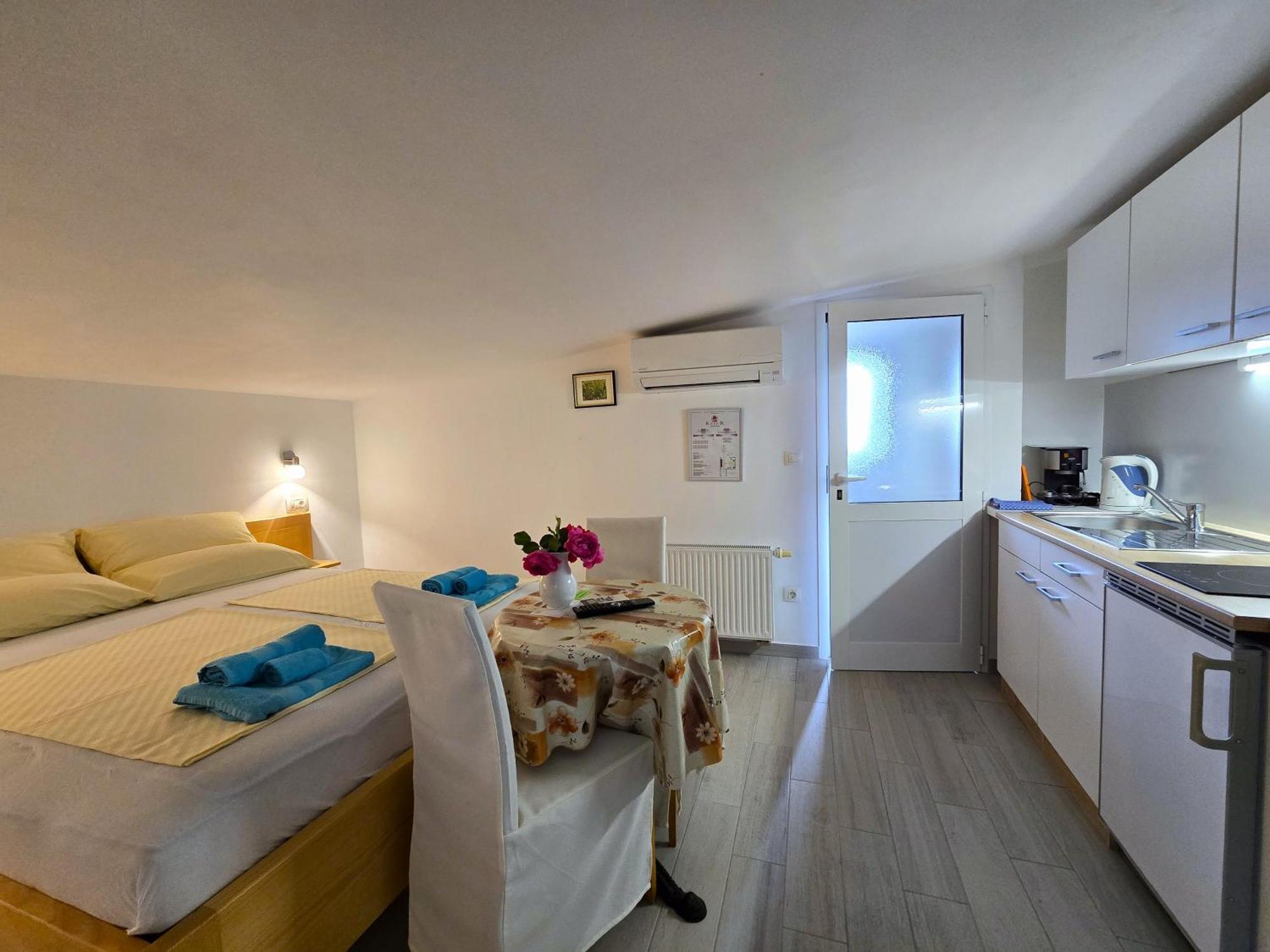 Keser Apartments Ровин Екстериор снимка