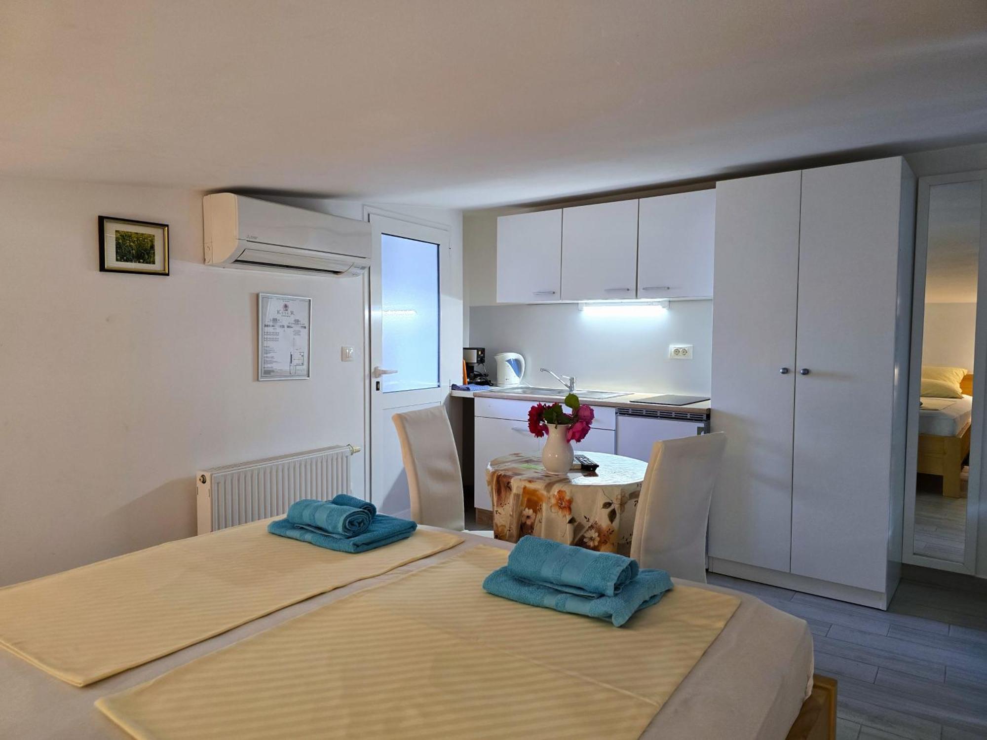 Keser Apartments Ровин Екстериор снимка
