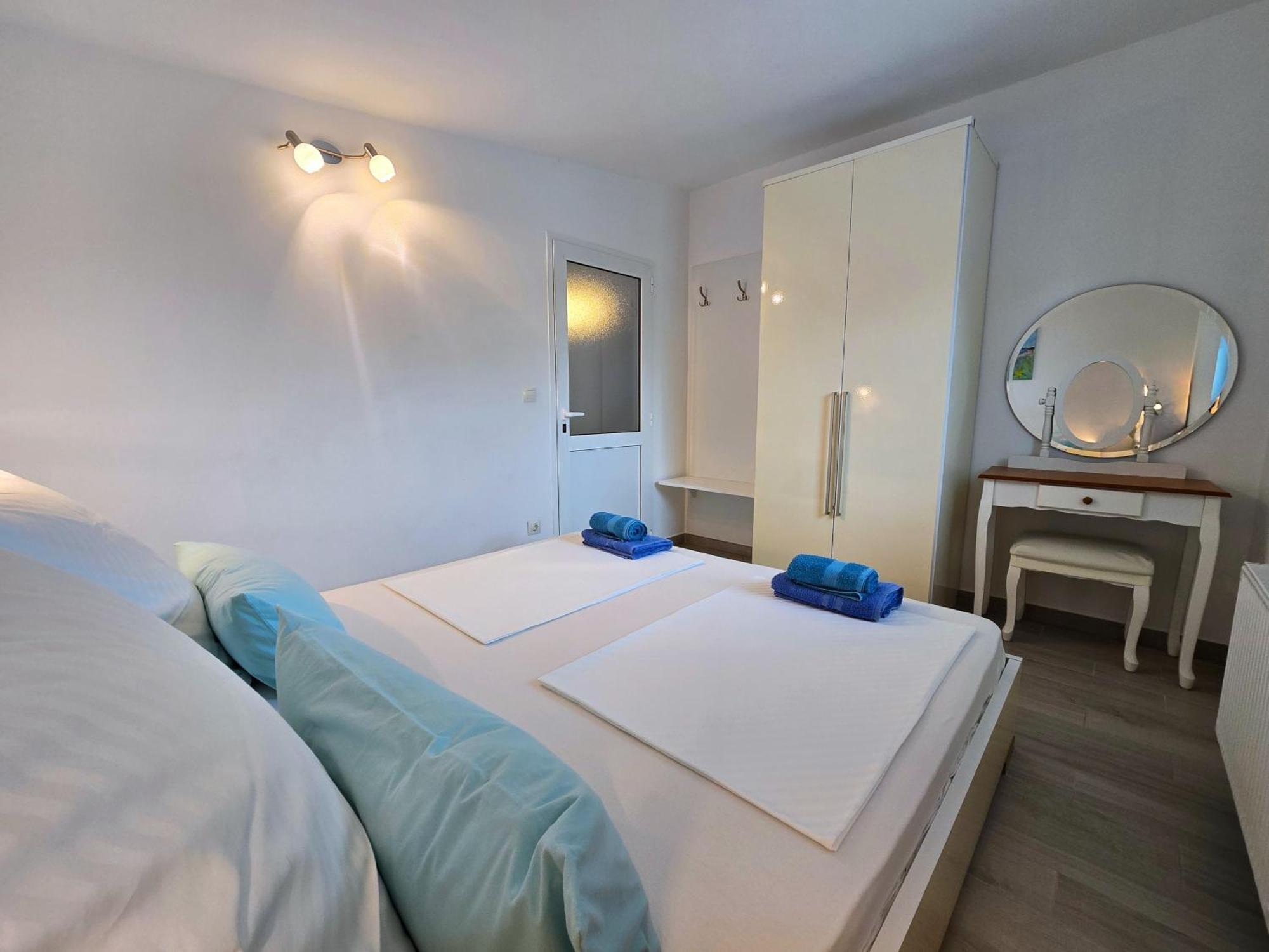 Keser Apartments Ровин Екстериор снимка