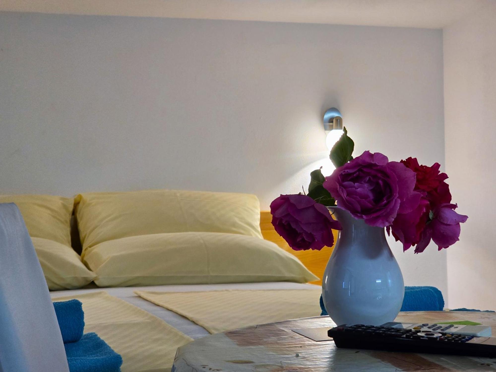 Keser Apartments Ровин Екстериор снимка