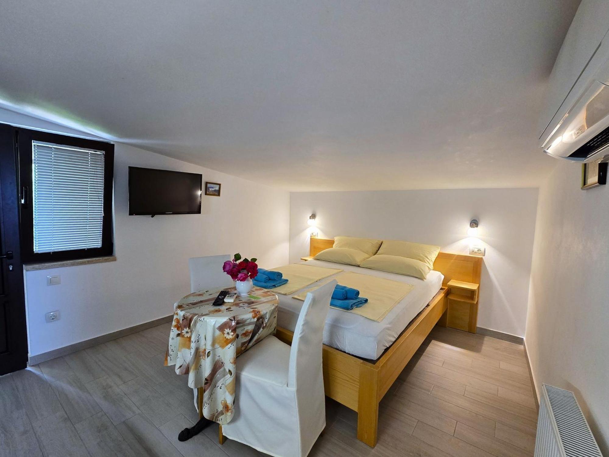 Keser Apartments Ровин Екстериор снимка