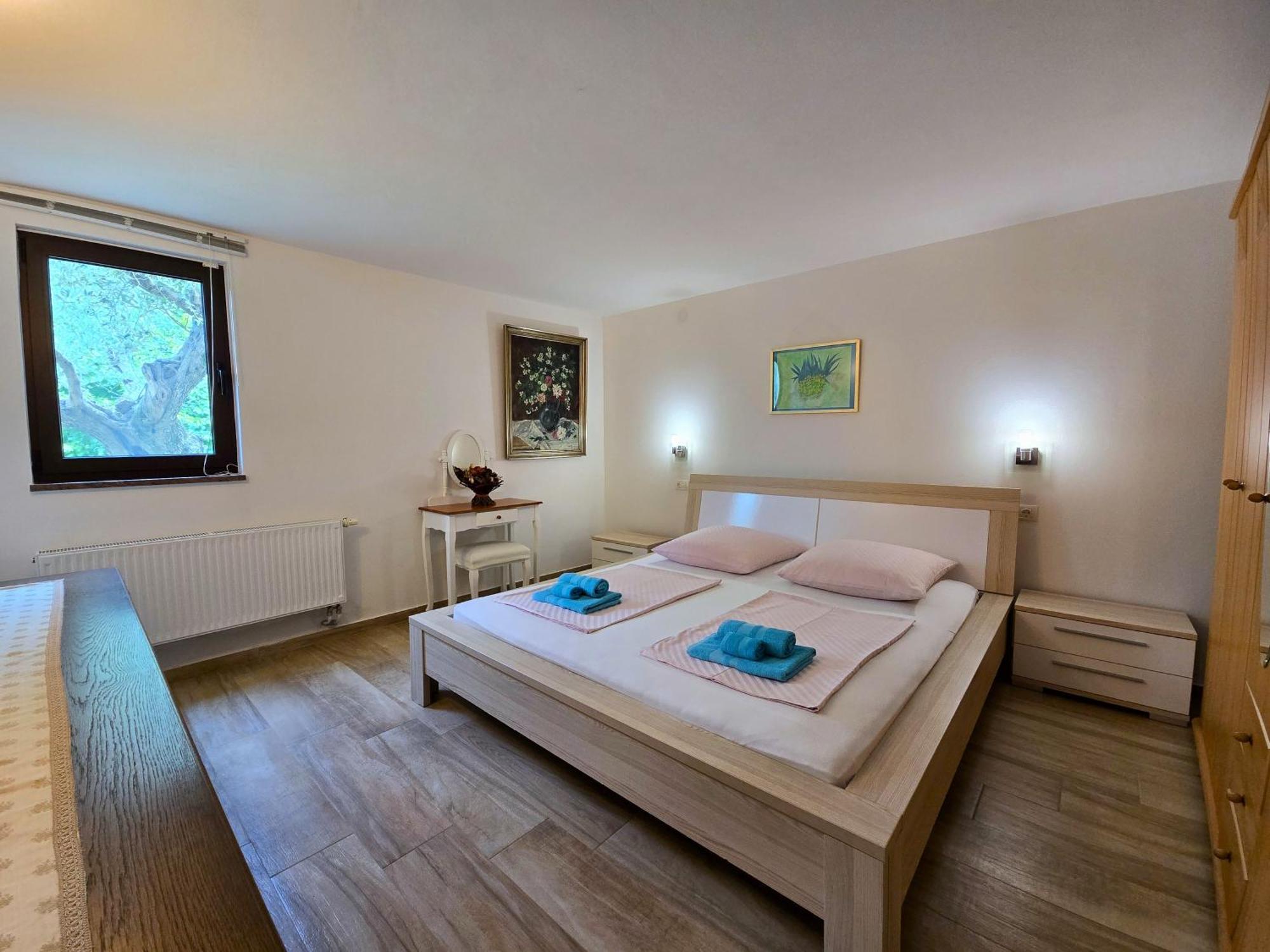 Keser Apartments Ровин Екстериор снимка