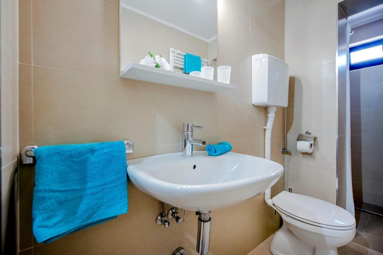 Keser Apartments Ровин Екстериор снимка