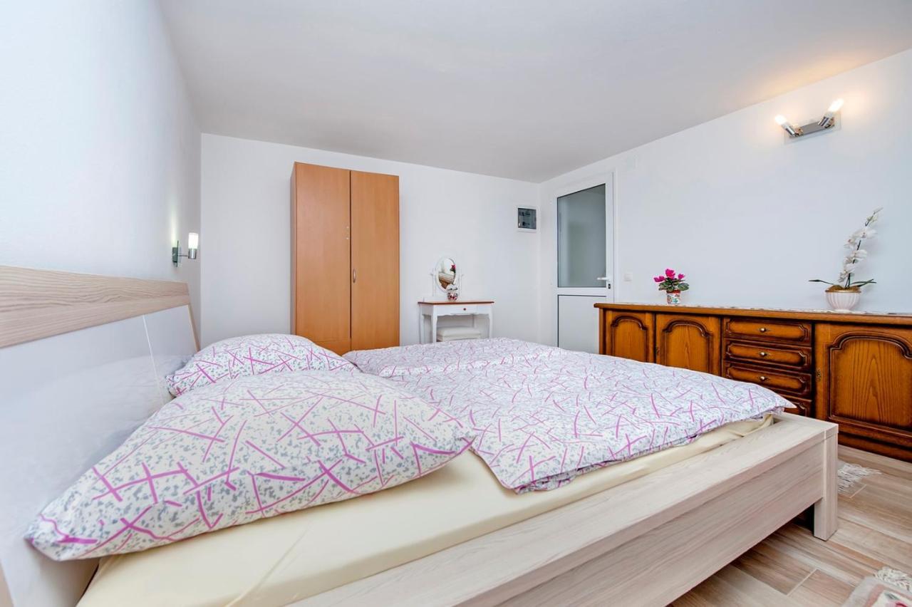 Keser Apartments Ровин Екстериор снимка