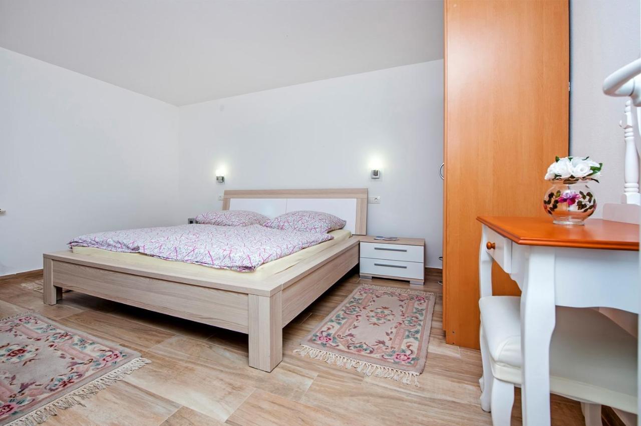Keser Apartments Ровин Екстериор снимка
