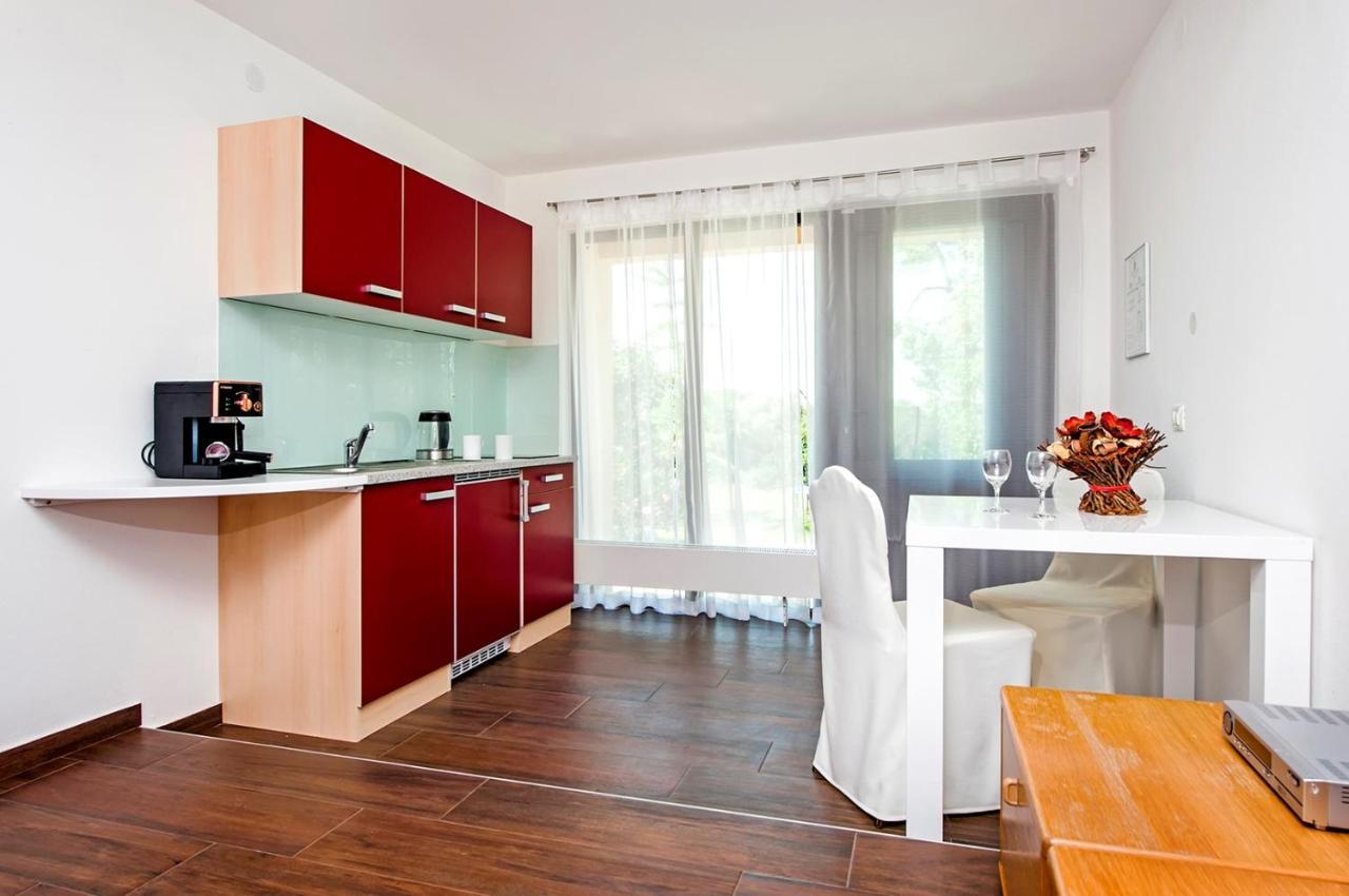 Keser Apartments Ровин Екстериор снимка