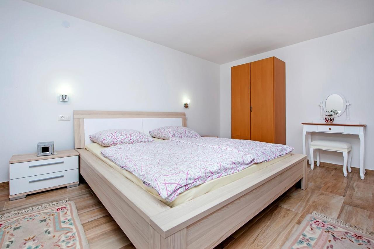Keser Apartments Ровин Екстериор снимка