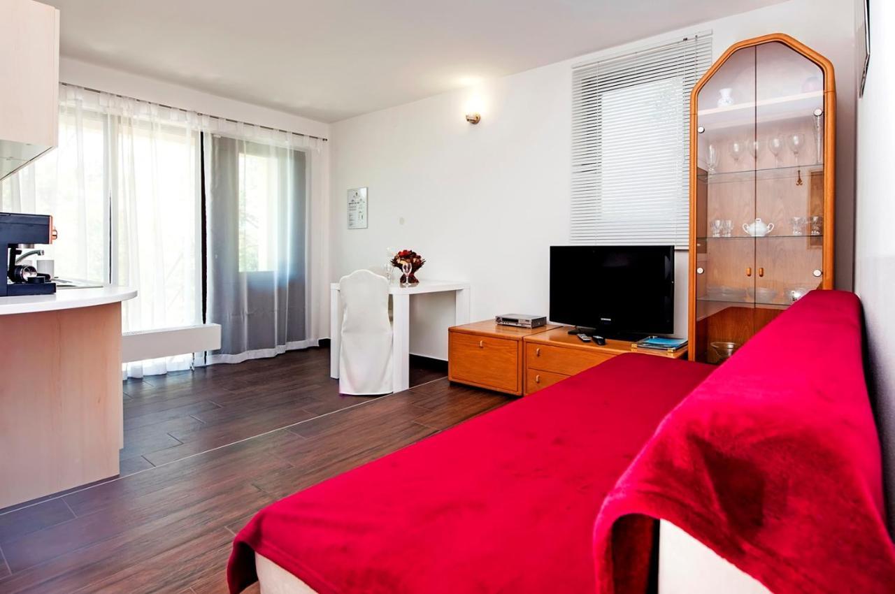 Keser Apartments Ровин Екстериор снимка