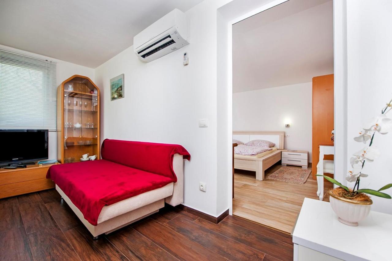 Keser Apartments Ровин Екстериор снимка