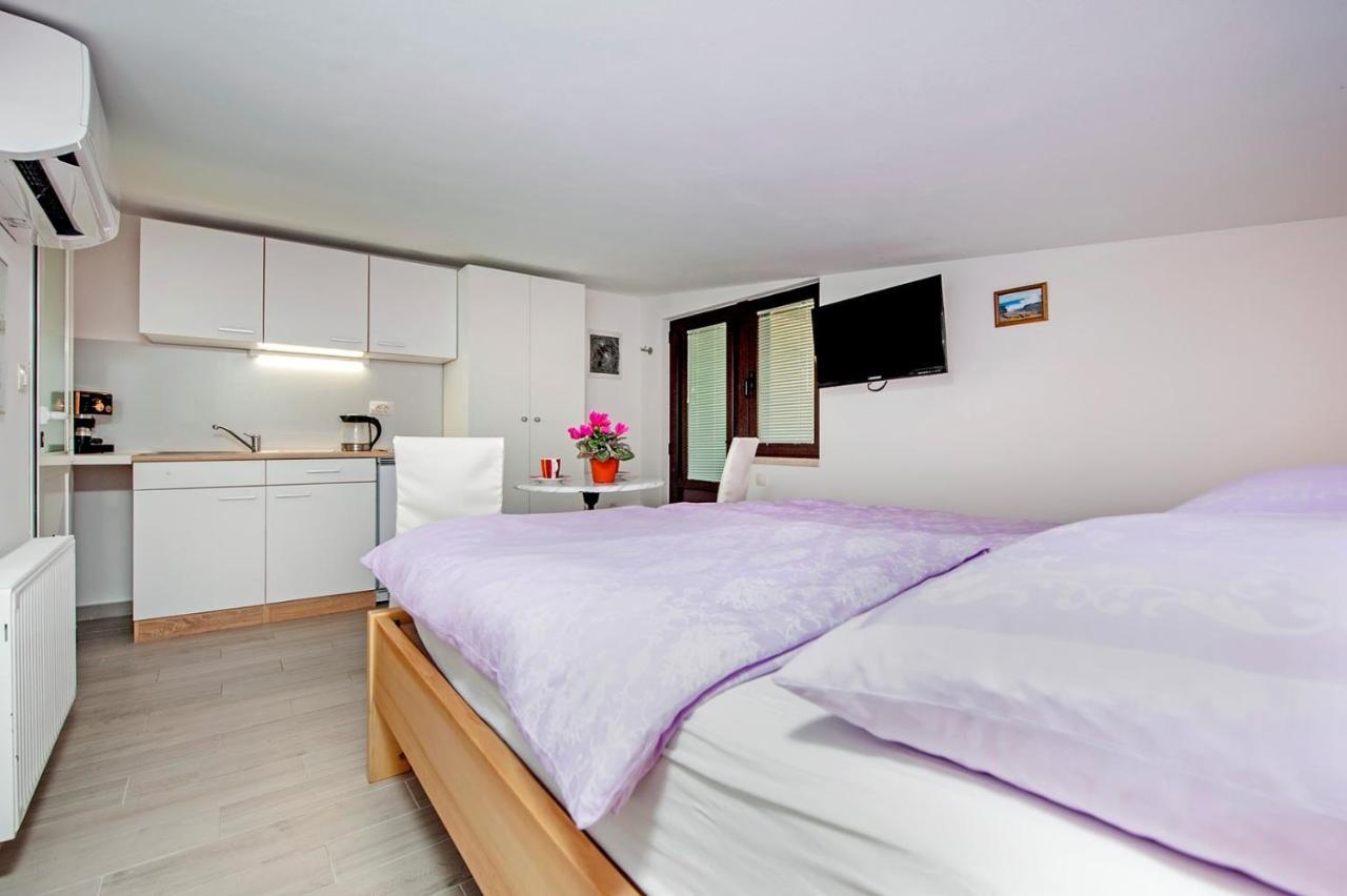 Keser Apartments Ровин Екстериор снимка