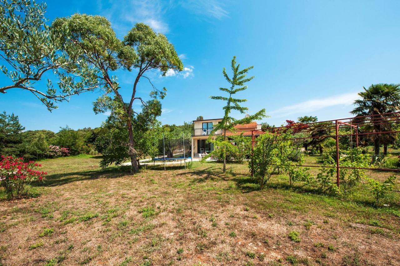 Keser Apartments Ровин Екстериор снимка