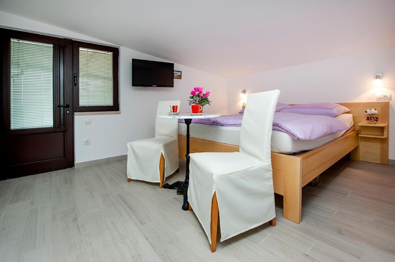 Keser Apartments Ровин Екстериор снимка