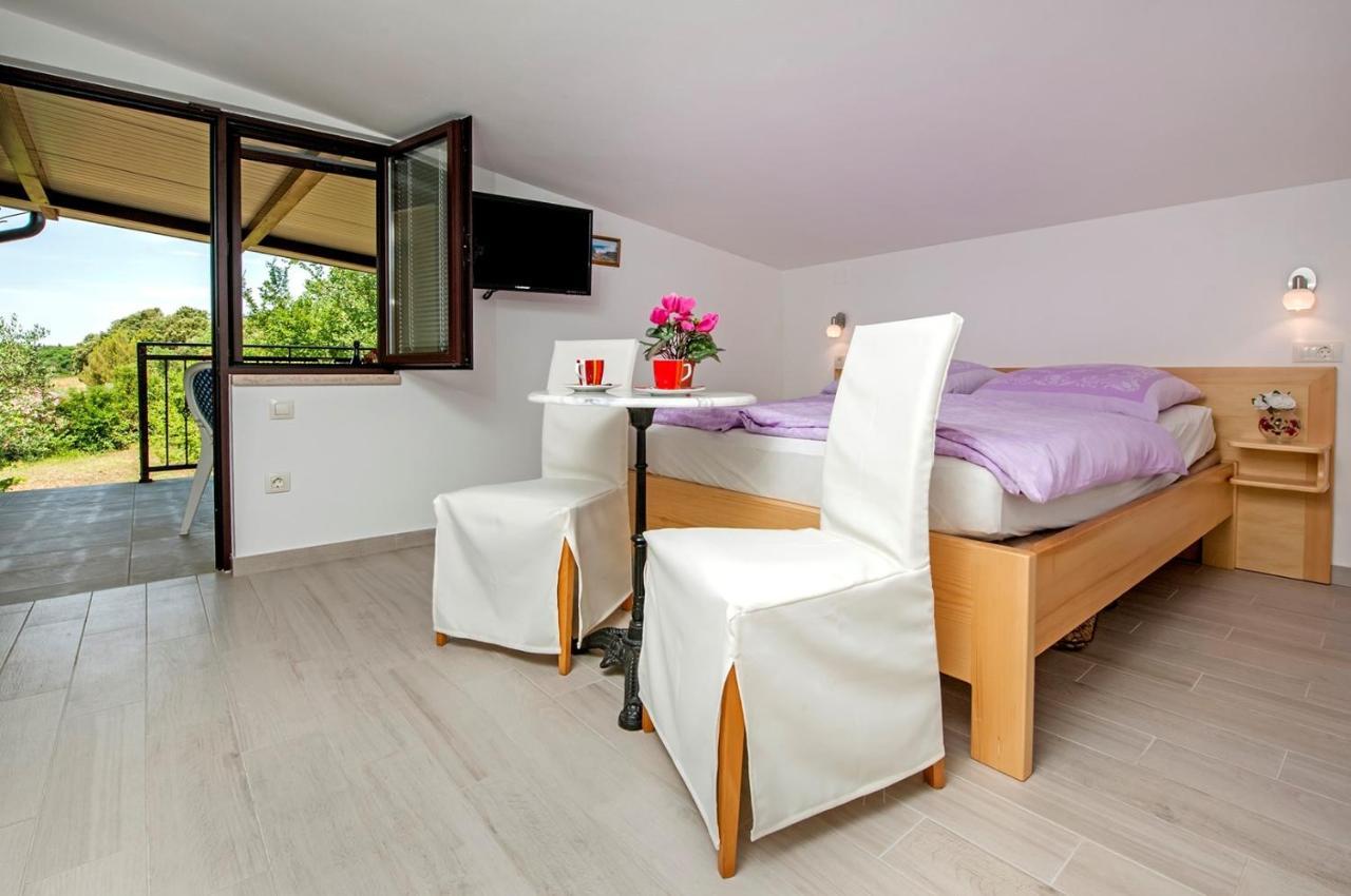 Keser Apartments Ровин Екстериор снимка
