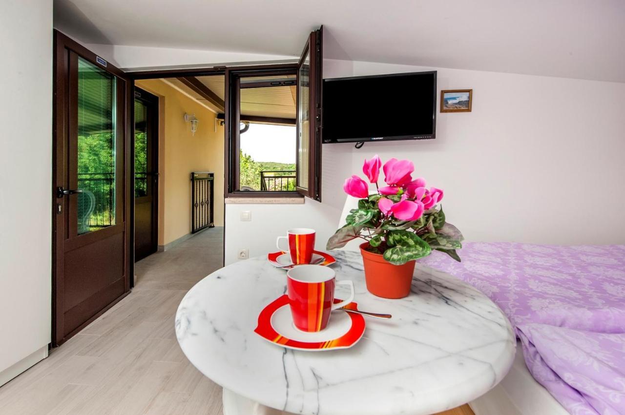 Keser Apartments Ровин Екстериор снимка