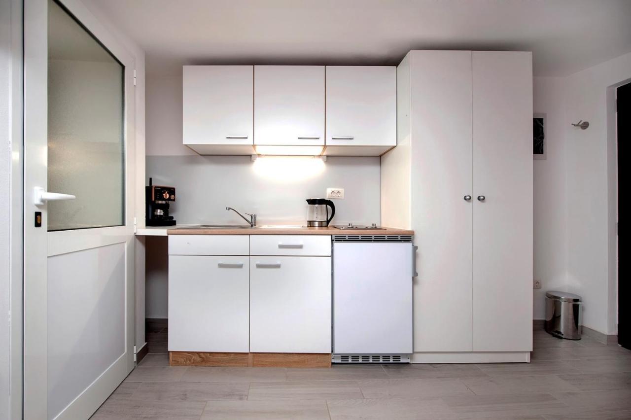 Keser Apartments Ровин Екстериор снимка