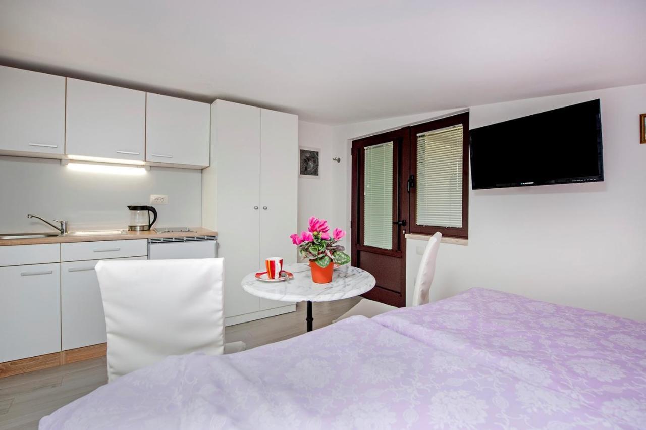 Keser Apartments Ровин Екстериор снимка