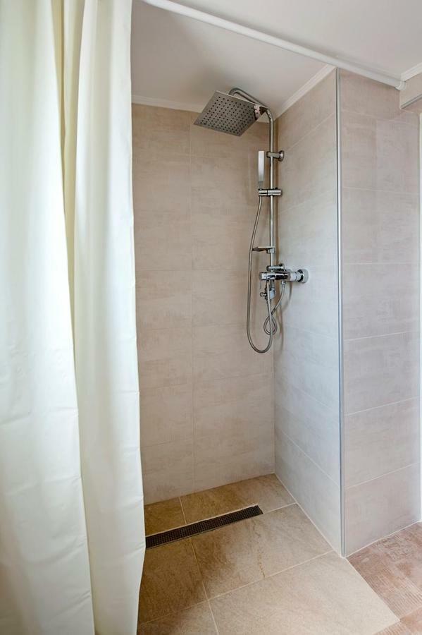Keser Apartments Ровин Екстериор снимка